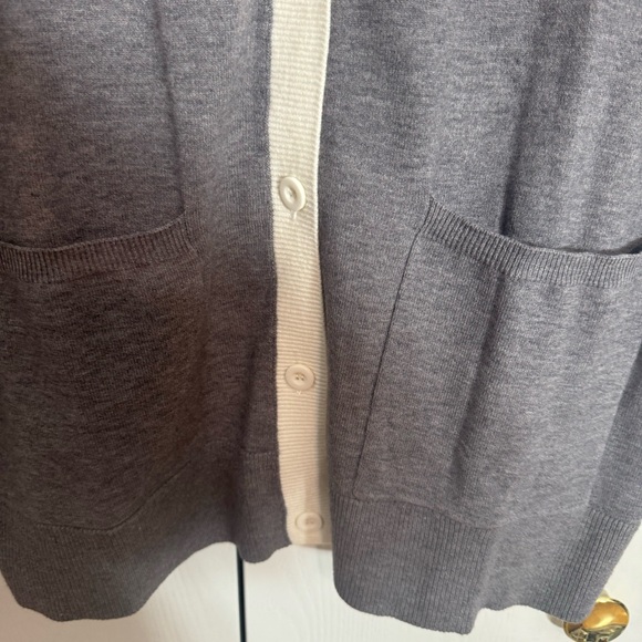 EUC. Gray button down women’s cardigan sweater XL. Light weight withpockets - Picture 13 of 13